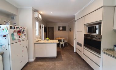 Gran Chalet reciclado de nueve ambientes - Divino Rostro - Mar del Plata