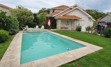 Gran Chalet reciclado de nueve ambientes - Divino Rostro - Mar del Plata