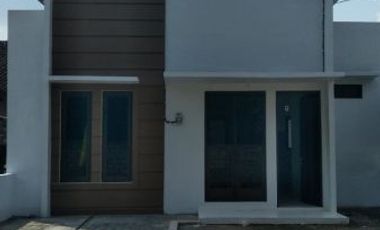 Rumah barat klinik widuri sanggrahan caturharjo sleman yogyakarta