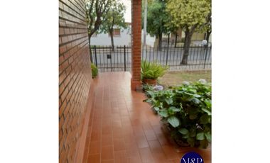 VENTA- CASA ESQUINA 3 DORMITORIOS- BARRIO ANEXO ROSEDAL