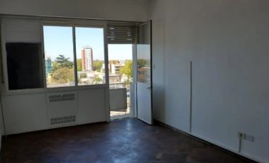 Dpto 3 amb al frente 5to piso con balcon, excelente ubicacion: Meeks 15, Lomas de Zamora