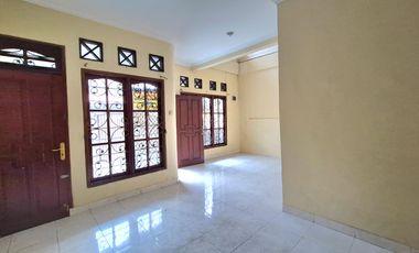 Rumah 2 Lantai di Tebet Barat - 3+1 KT, Lingkungan Tenang & Strategis