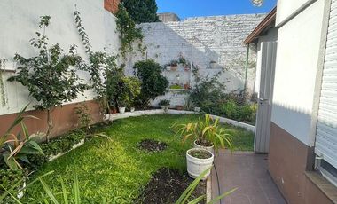 PH en  venta de 2 ambientes con patio con espacio verde