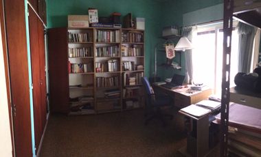 Chalet ubicado a 500 metros de Avenida Espora .