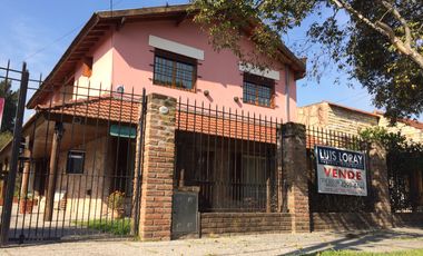 Chalet ubicado a 500 metros de Avenida Espora .