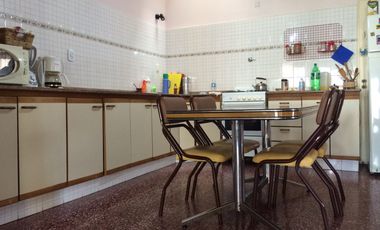 Chalet ubicado a 500 metros de Avenida Espora .