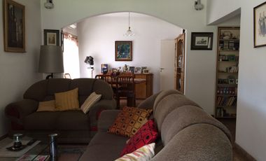 Chalet ubicado a 500 metros de Avenida Espora .