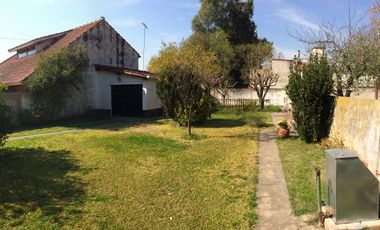 Chalet ubicado a 500 metros de Avenida Espora .