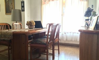 Chalet ubicado a 500 metros de Avenida Espora .