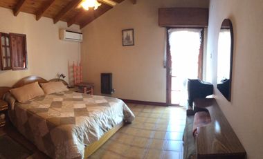 Chalet ubicado a 500 metros de Avenida Espora .