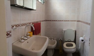 Chalet ubicado a 500 metros de Avenida Espora .