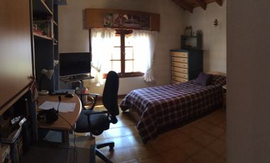 Chalet ubicado a 500 metros de Avenida Espora .