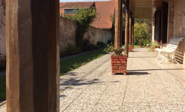 Chalet ubicado a 500 metros de Avenida Espora .