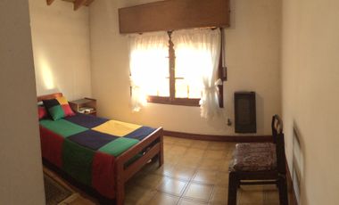 Chalet ubicado a 500 metros de Avenida Espora .