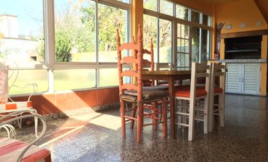 Chalet ubicado a 500 metros de Avenida Espora .