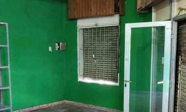 Local comercial con baño.