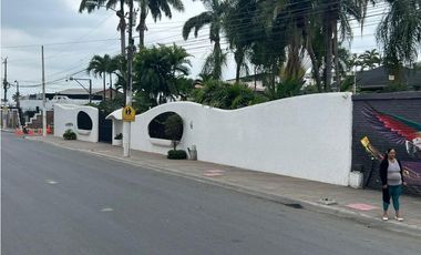 MILAGRO AVENIDA LOS CHIRIJOS, CASA ESQUINERA