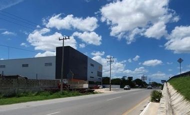 Se renta terreno sobre Periférico de Mérida. Ideal para negocio.