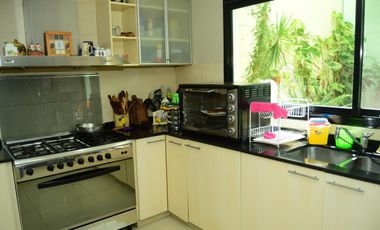 Casa con 9 ambientes y jardín en Agronomia