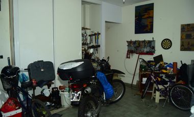Casa con 9 ambientes y jardín en Agronomia