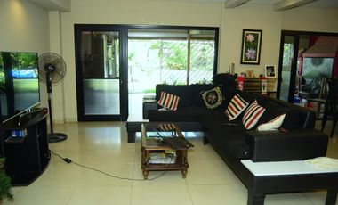 Casa con 9 ambientes y jardín en Agronomia