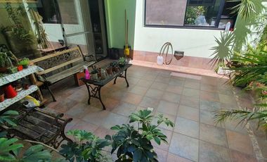 Casa con 9 ambientes y jardín en Agronomia