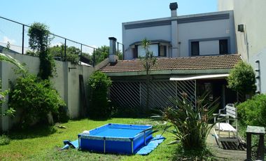 Casa con 9 ambientes y jardín en Agronomia
