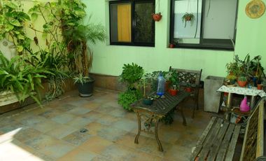 Casa con 9 ambientes y jardín en Agronomia