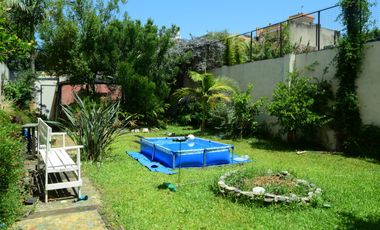 Casa con 9 ambientes y jardín en Agronomia