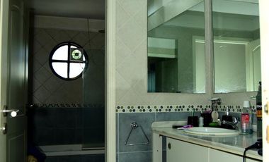Casa con 9 ambientes y jardín en Agronomia