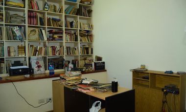Casa con 9 ambientes y jardín en Agronomia