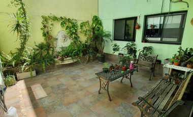 Casa con 9 ambientes y jardín en Agronomia