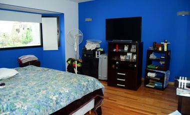 Casa con 9 ambientes y jardín en Agronomia