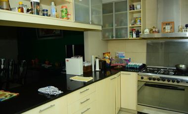 Casa con 9 ambientes y jardín en Agronomia
