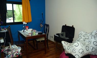 Casa con 9 ambientes y jardín en Agronomia