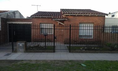 Casa de 3 ambientes en Quilmes Este.