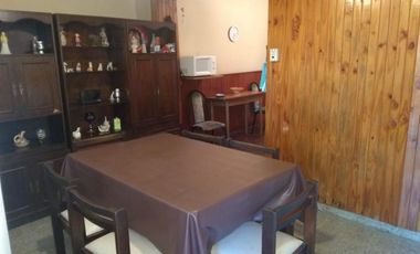 Casa de 3 ambientes en Quilmes Este.