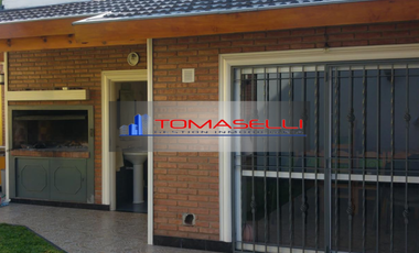 VENTA - TAPIALES - EXCELENTE CASA 7 AMBIENTES - DETALLES DE CATEGORIA - SE TOMARIA DEPTO. EN PARTE DE PAGO