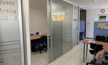 Oficina de 97 m² y 2 privados sobre Av. Urano cerca de Plaza Mocambo