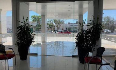Oficina de 97 m² y 2 privados sobre Av. Urano cerca de Plaza Mocambo