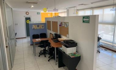 Oficina de 97 m² y 2 privados sobre Av. Urano cerca de Plaza Mocambo