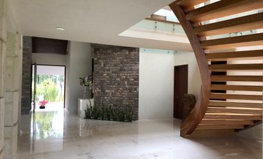 CASA EN VENTA EN CLUB DE GOLF LAS FUENTES, VISTA AL GREEN Y AMPLIO JARDÍN !