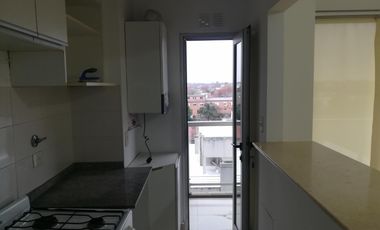 EXCELENTE DEPARTAMENTO 3 AMB CON COCHERA CUBIERTA , EDIFICO SYRAH , IMPECABLE , AV. CENTENARIO 2360