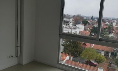 EXCELENTE DEPARTAMENTO 3 AMB CON COCHERA CUBIERTA , EDIFICO SYRAH , IMPECABLE , AV. CENTENARIO 2360