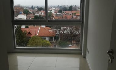 EXCELENTE DEPARTAMENTO 3 AMB CON COCHERA CUBIERTA , EDIFICO SYRAH , IMPECABLE , AV. CENTENARIO 2360
