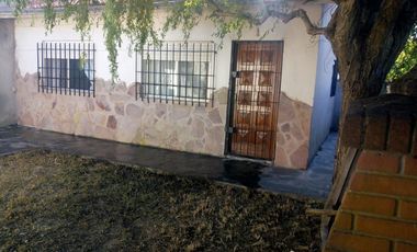 Casa de 4 ambientes con cochera en venta en Santa Teresita