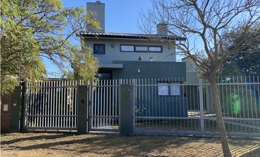 Se vende casa 2 Dormitorios - B° Pinares
