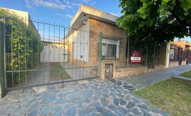 Casa en venta  en Berazategui - con dto en PH y mucho lote libre!