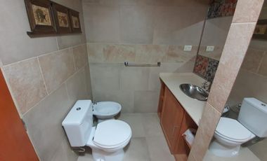 Amplia Vivienda ubicada en Barrio Manantiales con excelente visuales al Lago y La Bahía. Amplios y cómodos ambientes, quincho y entrada por dos calles