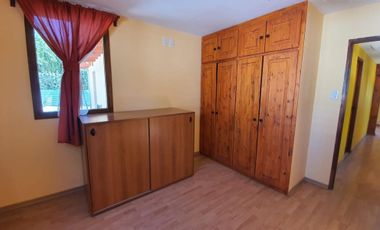 Amplia Vivienda ubicada en Barrio Manantiales con excelente visuales al Lago y La Bahía. Amplios y cómodos ambientes, quincho y entrada por dos calles